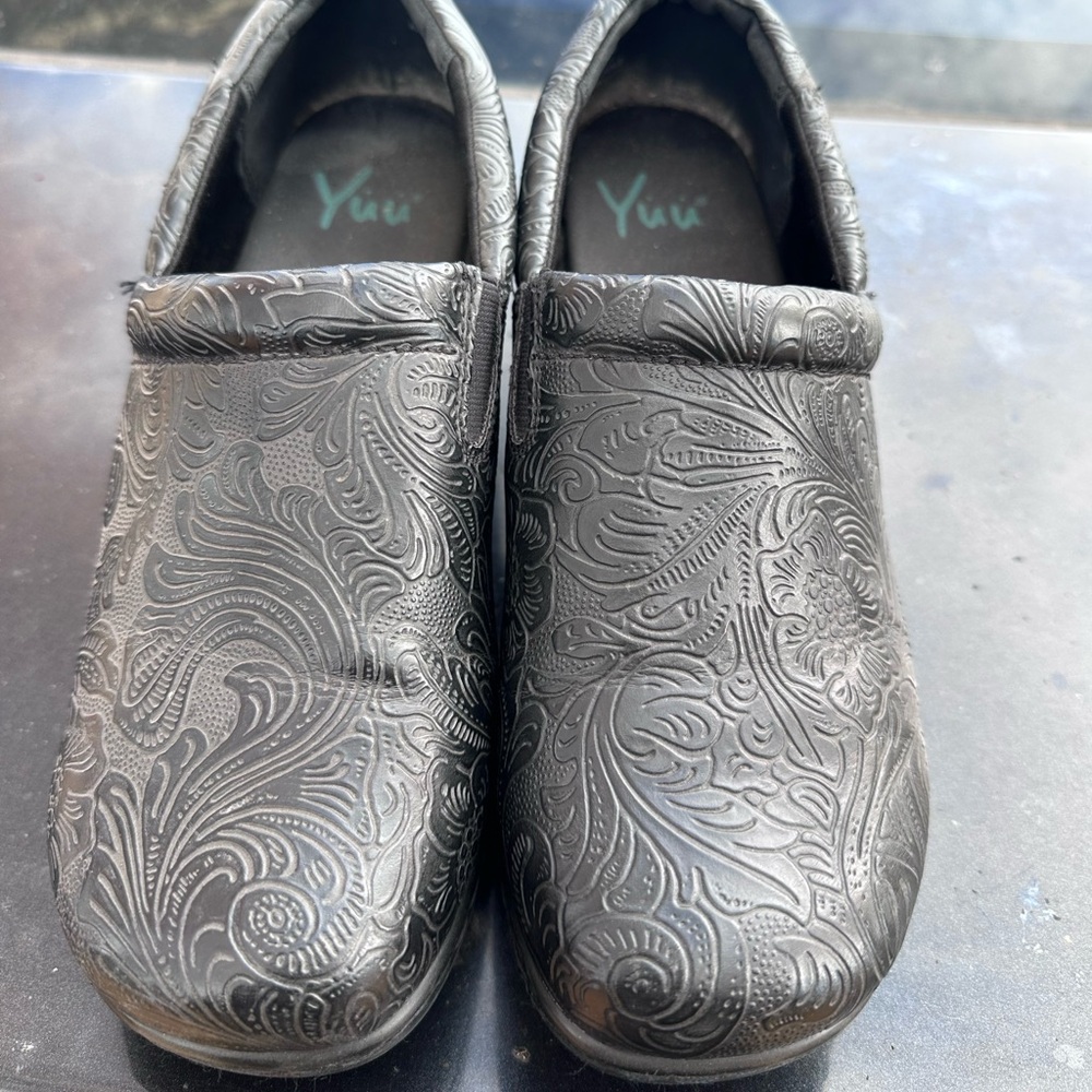 Yuu Black Embossed women’s clogs